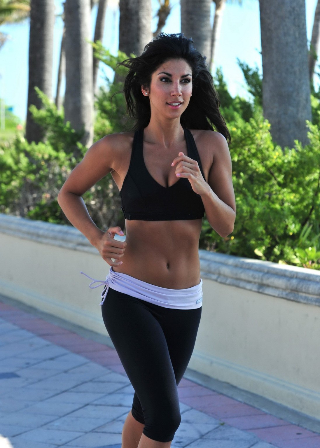 Leilani dowding in abiti sportivi skimpy jogging stretching su miami beach
 #75308554