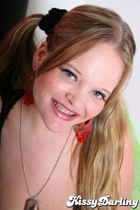 Kissy Darling spielt mit ihren molligen Melonen
 #79091717