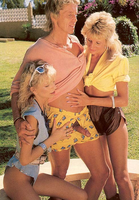 Zwei Retro Honeys erfreuen einen steifen Schwanz
 #78529107