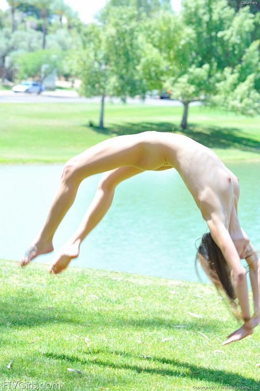 Flexible Blondine macht nackte Tricks in einem öffentlichen Park
 #67313799