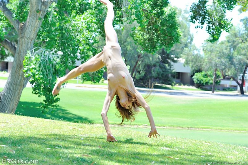 Flexible Blondine macht nackte Tricks in einem öffentlichen Park
 #67313817