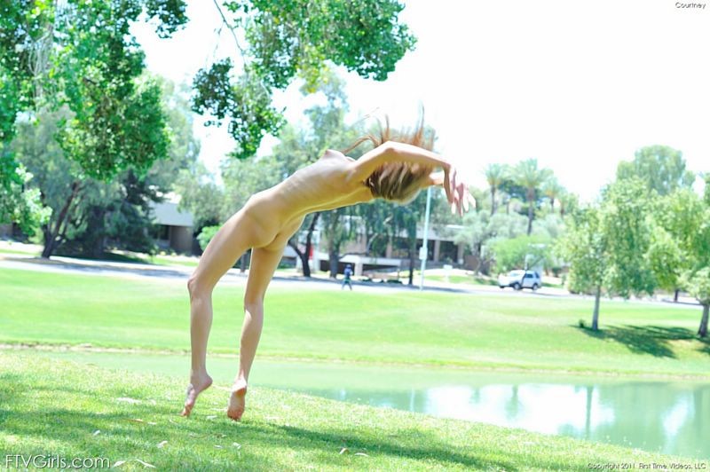 Rubia flexible hace trucos desnudos en un parque público
 #67313824