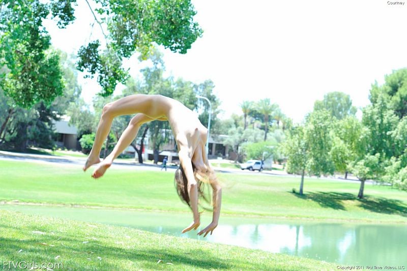 Flexible Blondine macht nackte Tricks in einem öffentlichen Park
 #67313830