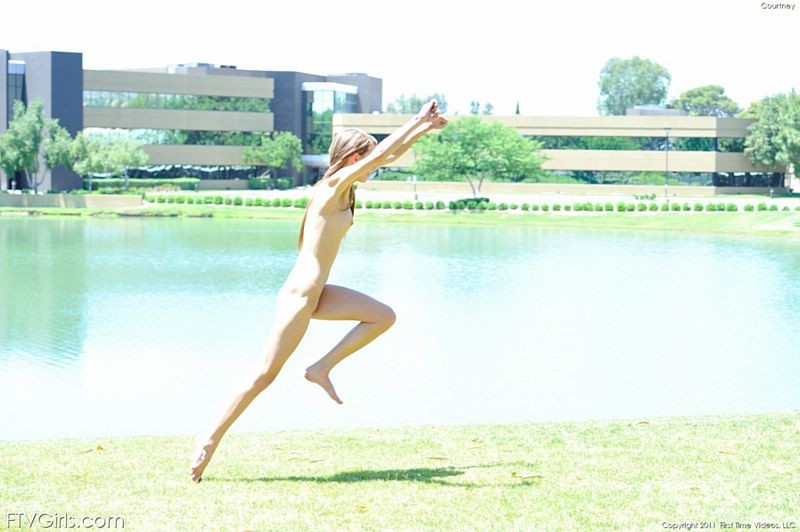 Rubia flexible hace trucos desnudos en un parque público
 #67313838