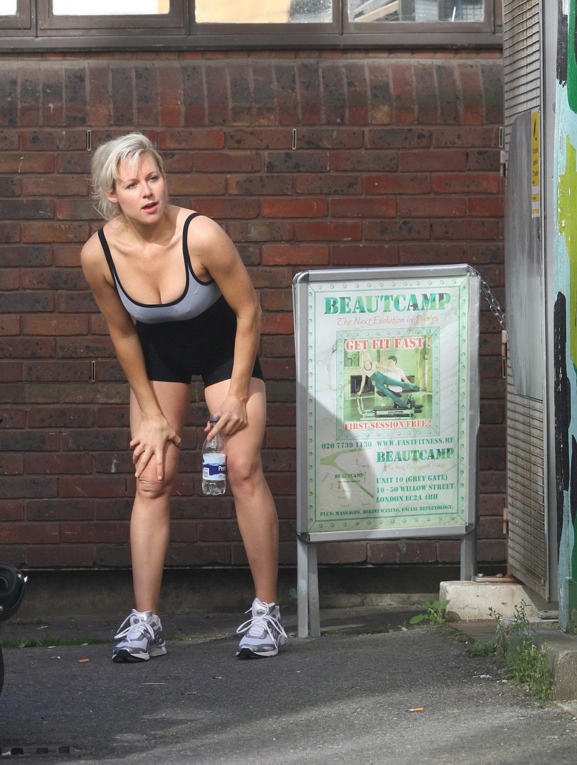 Abi titmuss toda mojada y sudada en spandex despues de una clase de pilates en londres
 #75329575