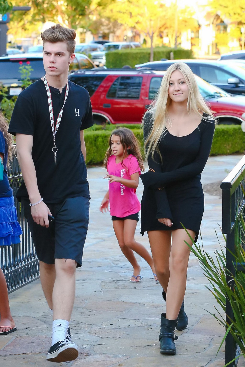 Ava sambora en soutien-gorge et en jambes se rendant au Sugarfish à Calabasas
 #75186203