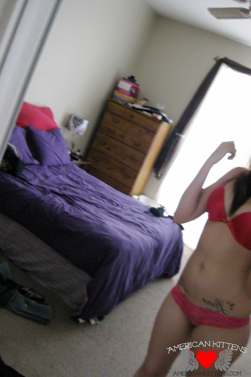 Breana se desnuda en el espejo
 #68391302