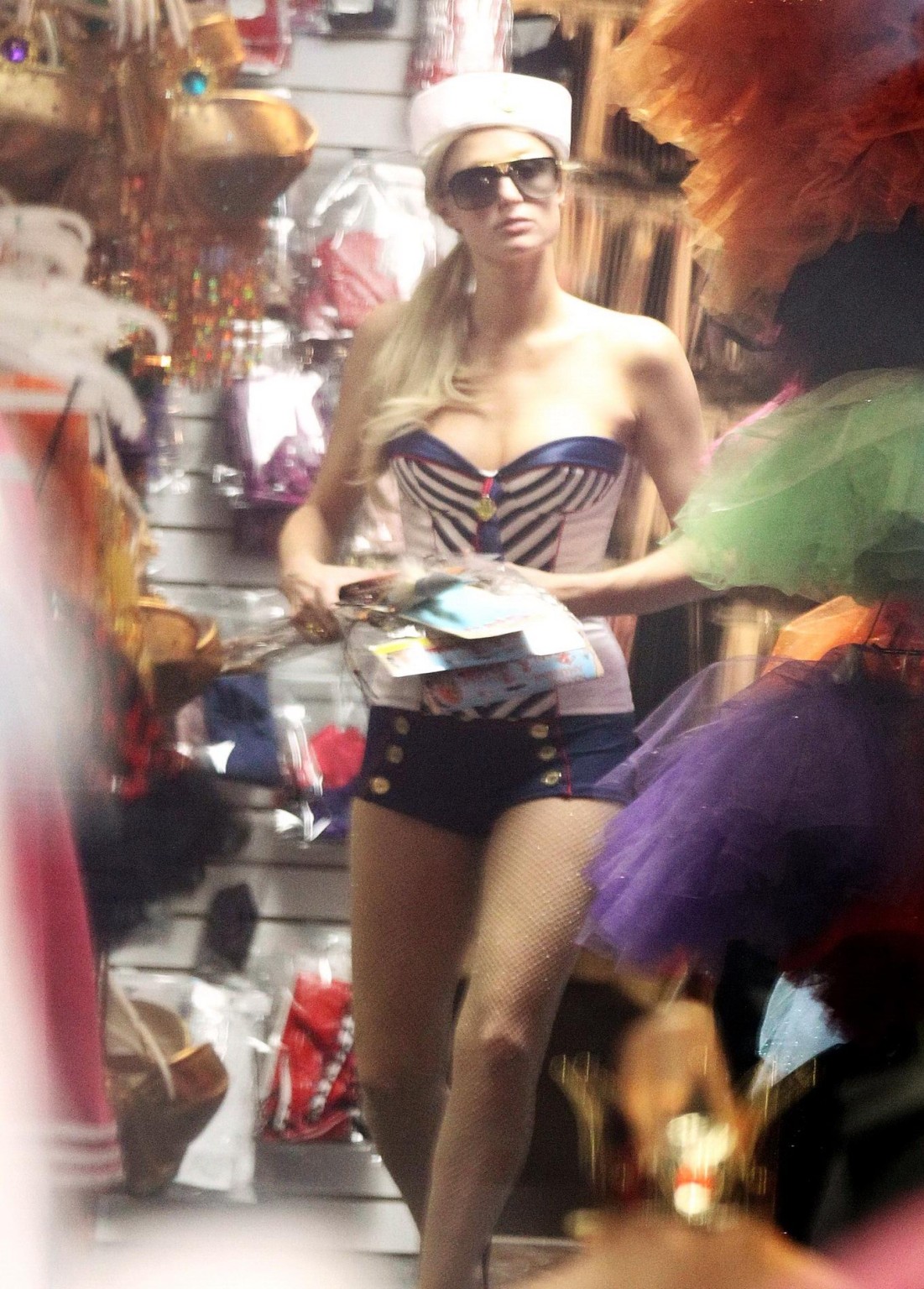 Paris Hilton en train d'essayer un costume d'halloween de marin cochon chez trashy lingerie à Los Angeles.
 #75328945