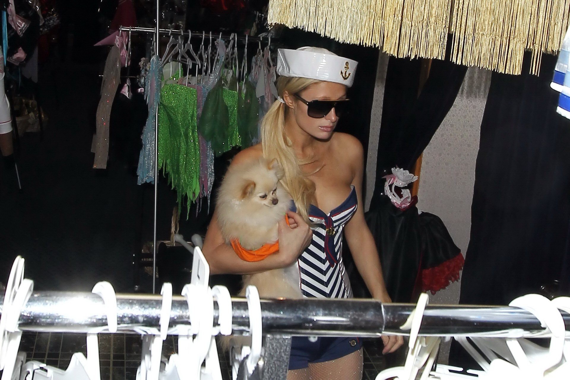 Paris Hilton en train d'essayer un costume d'halloween de marin cochon chez trashy lingerie à Los Angeles.
 #75328986