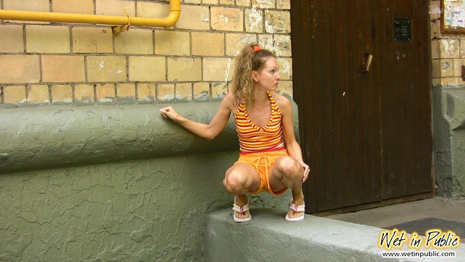 Straßenschlampe fühlt sich peinlich berührt, weil sie in ihre Shorts gepinkelt hat
 #78594479