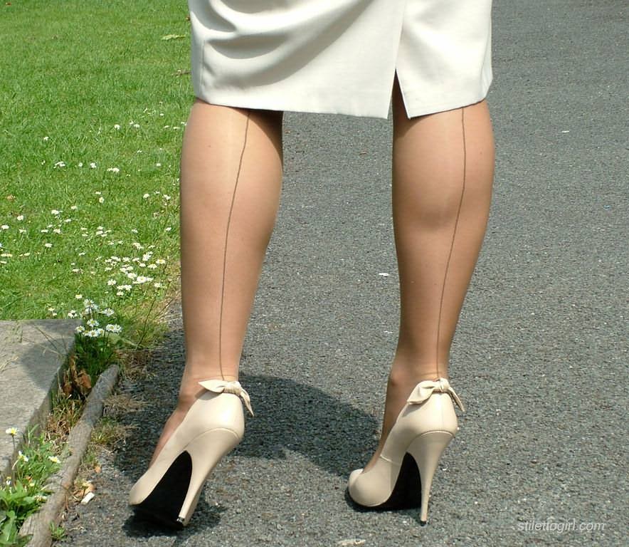 Chica con medias posando en el parque
 #78019669