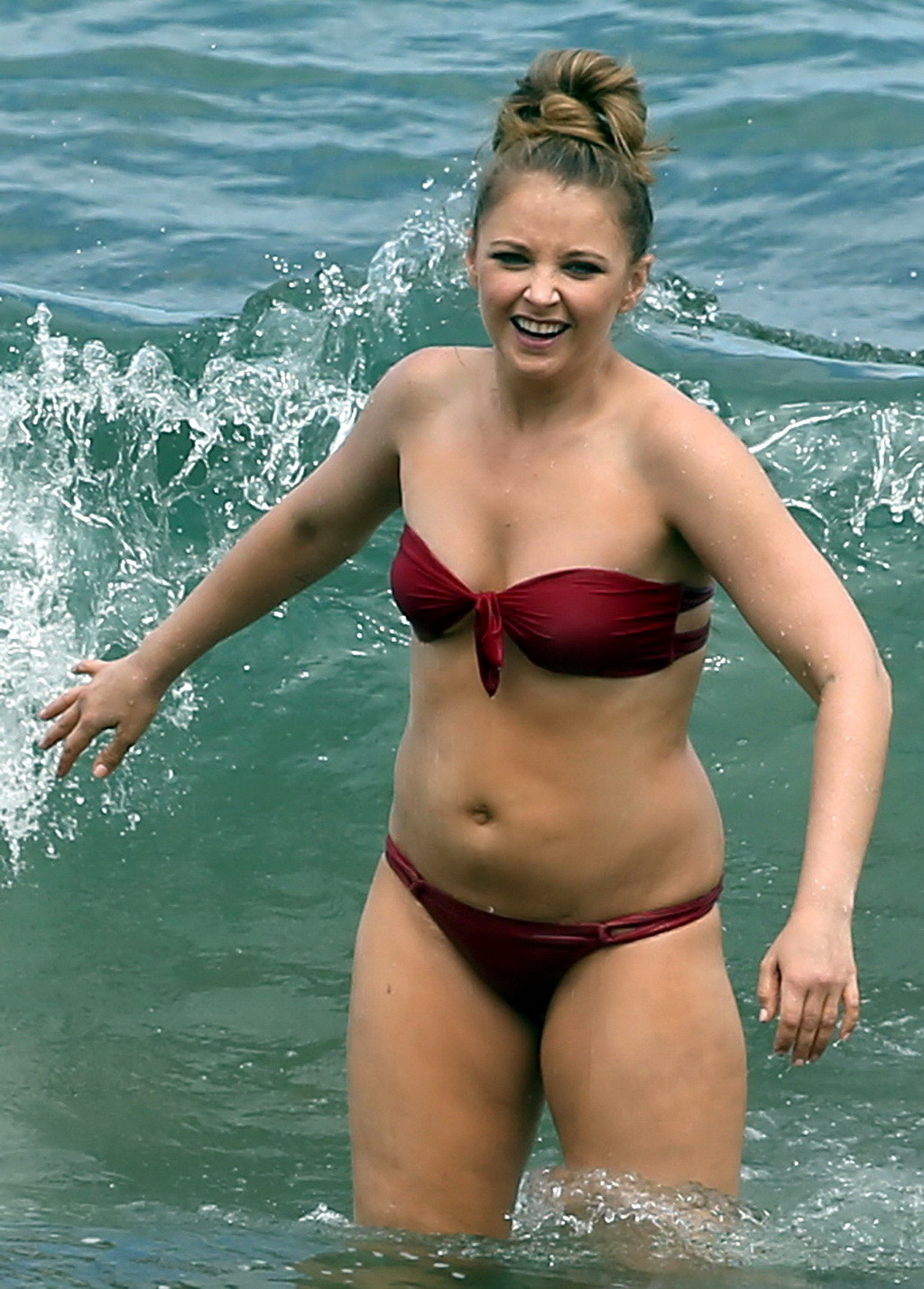 Elisabeth Harnois malfunzionamento bikini mostrando crepa culo in una spiaggia di Maui
 #75162790