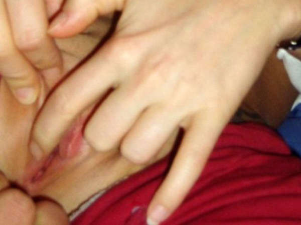 女友達が自分の股間に指を入れているところを撮った写真
 #68453266