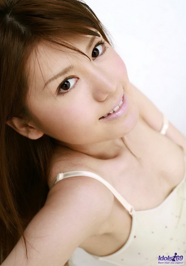 Pretty asian model Nanami Wakase poses showin body