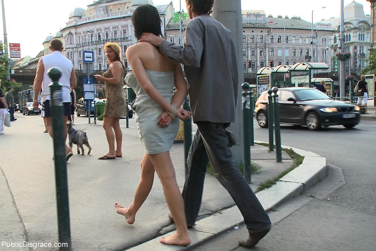 Beauté se fait déshabiller, attacher et baiser en plein air dans des lieux publics
 #71974910