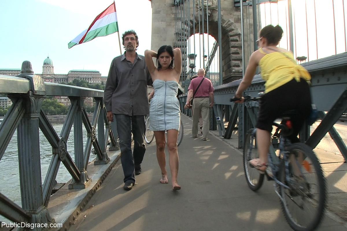 La ragazza viene spogliata, legata e scopata all'aperto in luoghi pubblici
 #71975095