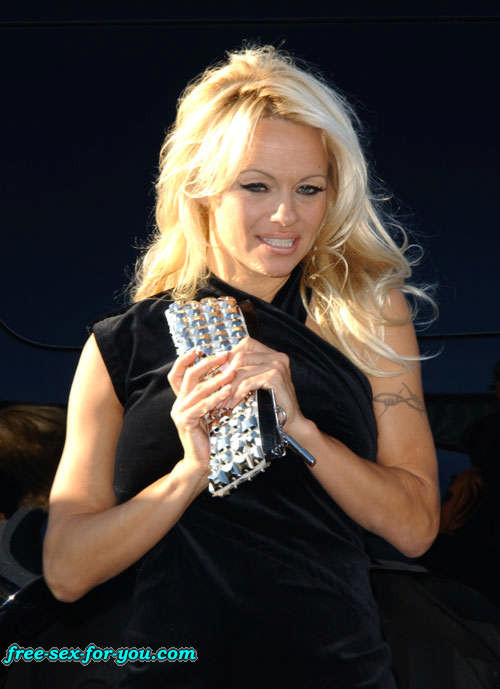 Pamela Anderson mostrando figa e grandi tette e in posa in bikini
 #75422904