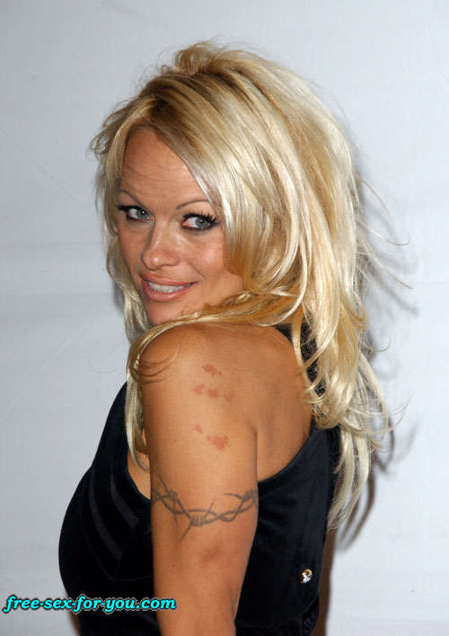 Pamela Anderson zeigt Muschi und große Titten und posiert im Bikini
 #75422928