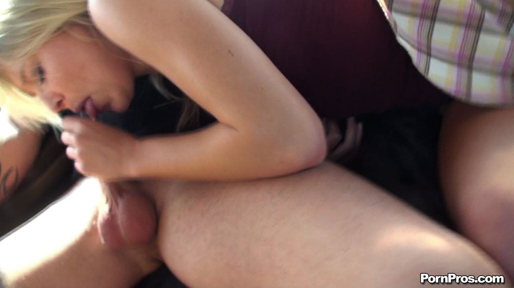 Natalia rogue se fait baiser sur la banquette arrière d'une voiture
 #78880776