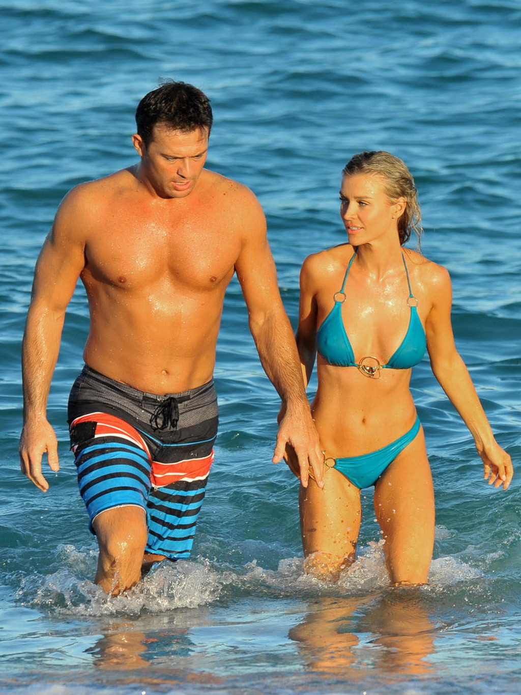 Joanna krupa en bikini mostrando el culo de pokies mientras jode a su novio en una playa #75249112