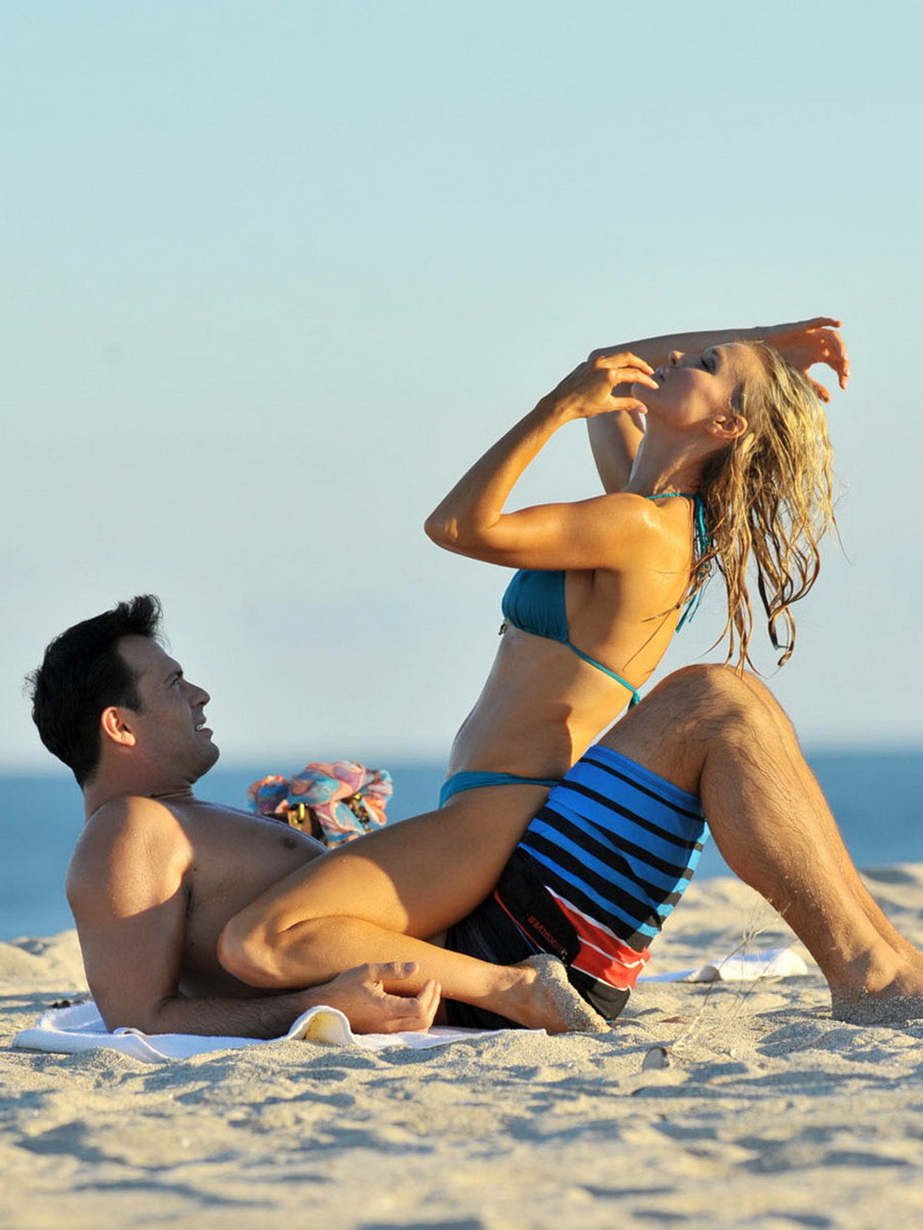 Joanna krupa im Bikini zeigt Pokies Arsch, während sie ihren Freund am Strand bumst
 #75249152