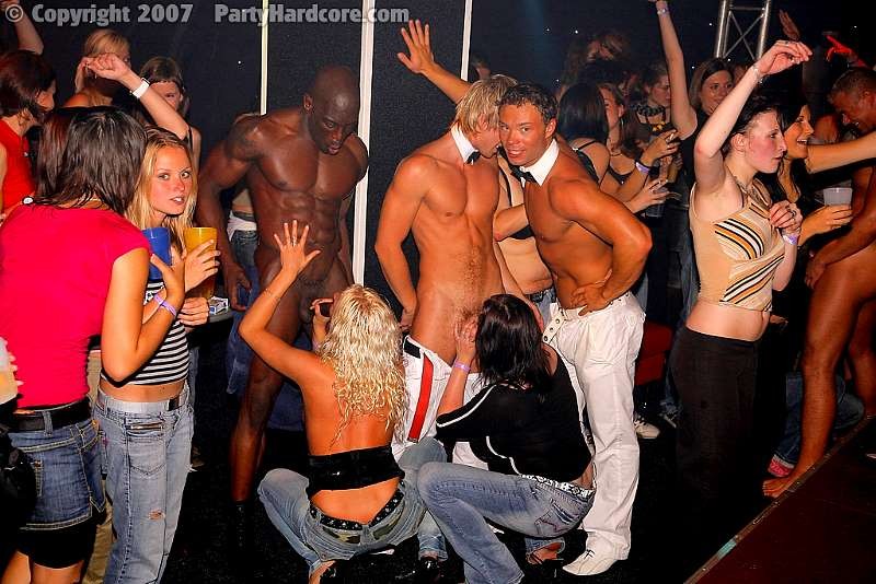 Chippendales llenando vasos de jóvenes así como sus necesidades sexuales
 #77843886