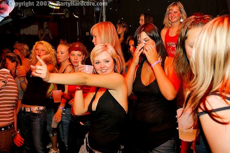Chippendales llenando vasos de jóvenes así como sus necesidades sexuales
 #77843906