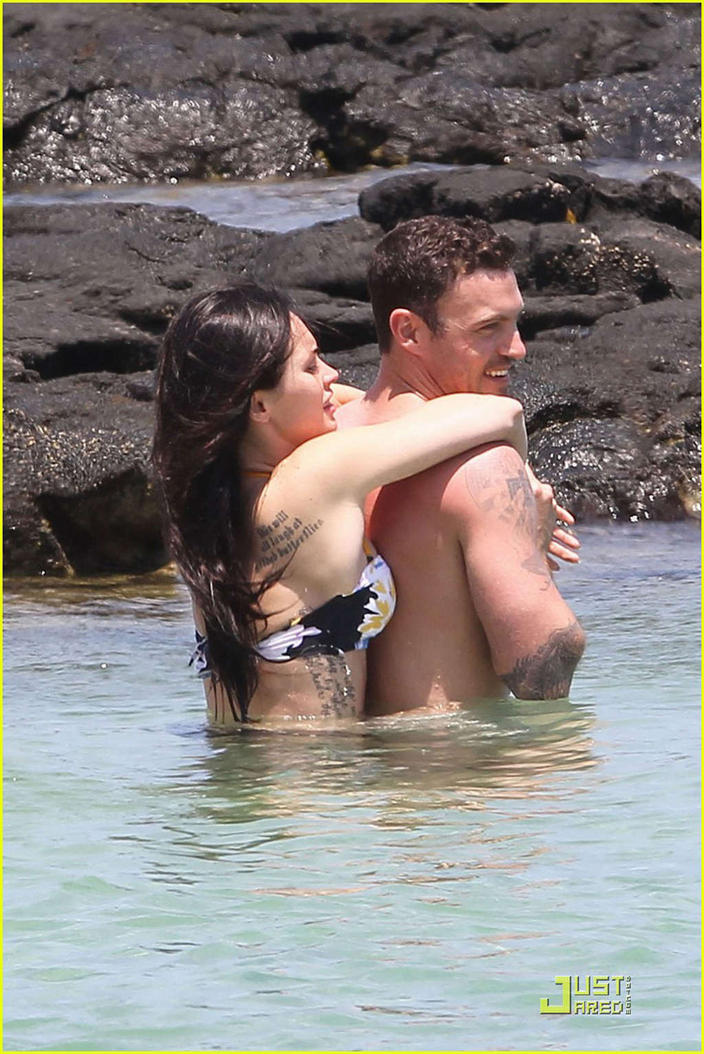 Megan Fox in bikini che gioca sulla spiaggia con il suo ragazzo
 #75343158