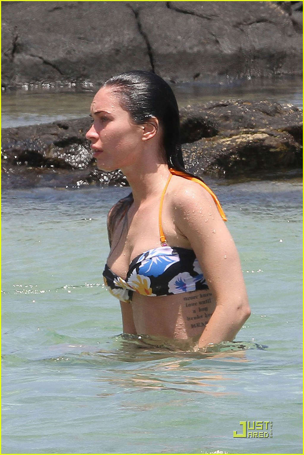 Megan fox en bikini jouant sur la plage avec son petit ami
 #75343205