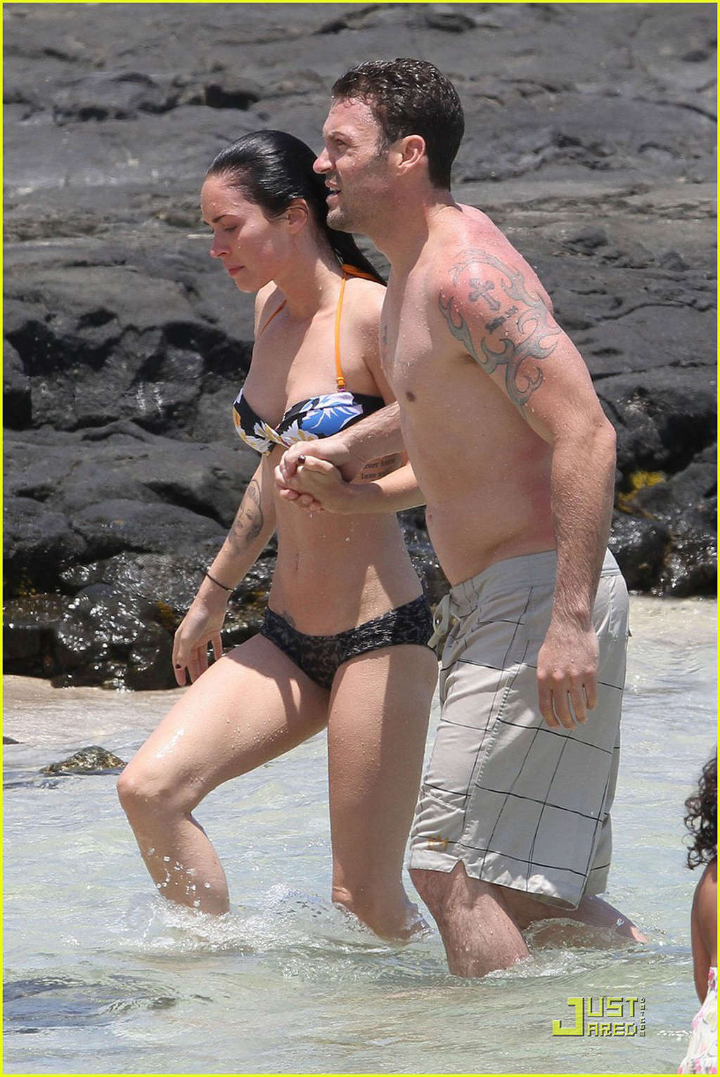 Megan fox en bikini jouant sur la plage avec son petit ami
 #75343210