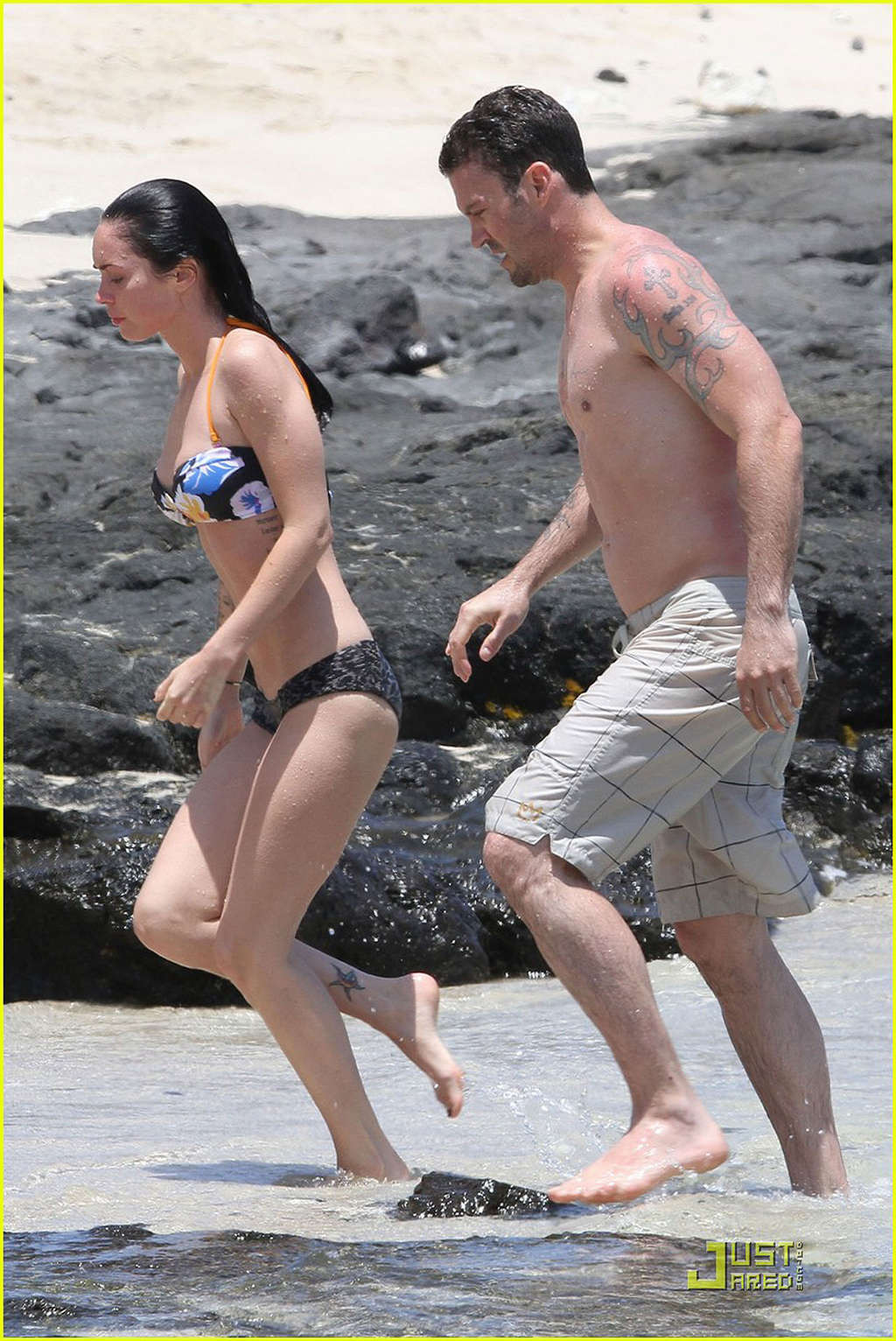 Megan Fox in bikini che gioca sulla spiaggia con il suo ragazzo
 #75343211