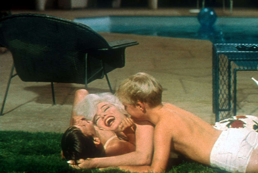 Marilyn monroe posant toute nue au bord de la piscine dans une séance de photos
 #75357397