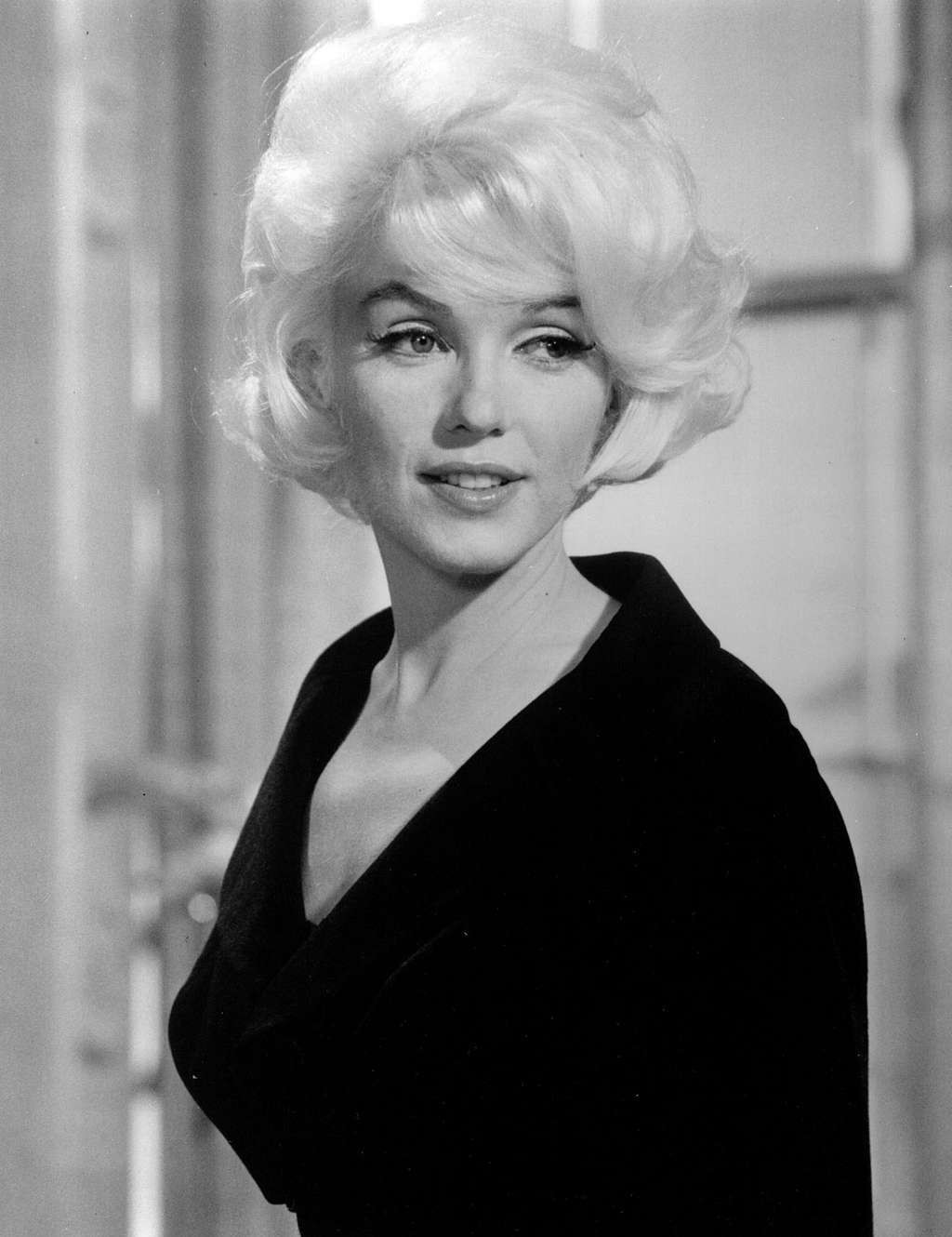 Marilyn Monroe posing all nude by the pool in some photoshoot #75357402