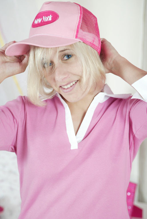 Blonde Teenie Amanda sieht süß aus in einem Trucker Hut
 #68003839