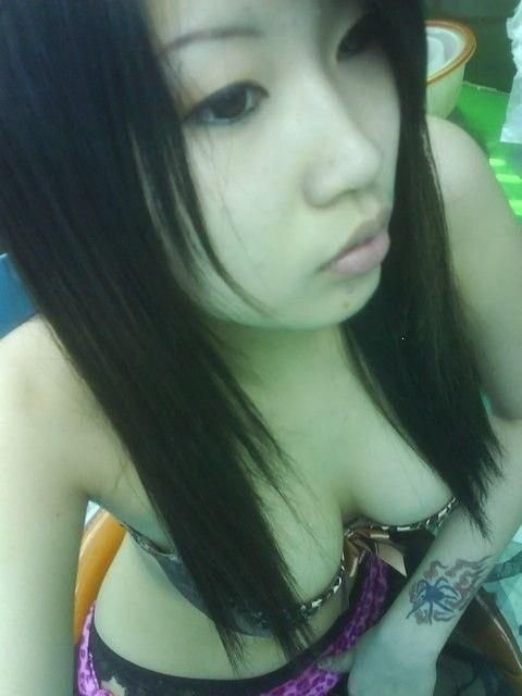 Joven y traviesa chica japonesa en diferentes poses sexy
 #69830048