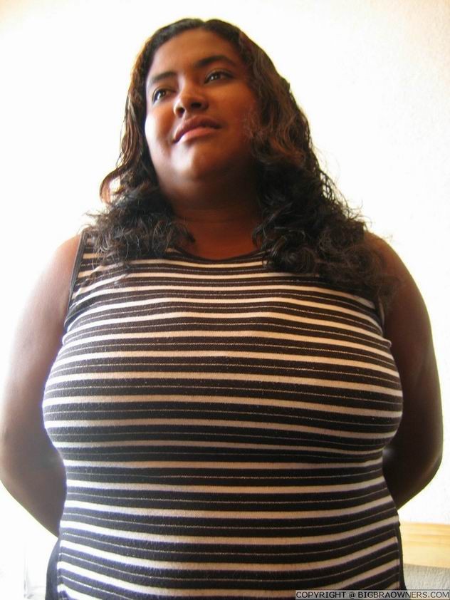 Amateur femme noire potelée avec d'énormes gros seins
 #73430480
