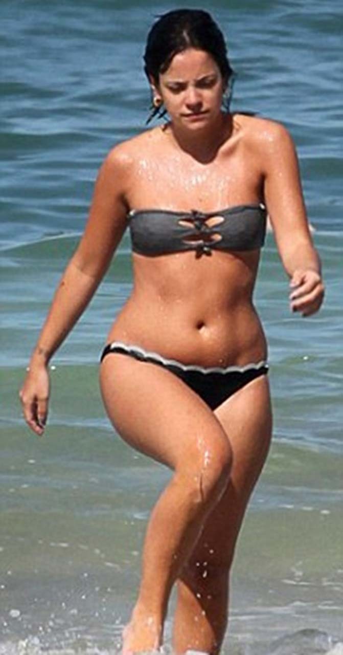 Lily Allen molto leggy in mini gonna e in stivali fuckme e in bikini sulla spiaggia
 #75315178