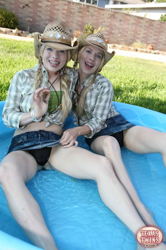 Blonde Zwillingsschwestern in durchsichtigen Höschen werden nass
 #79018865