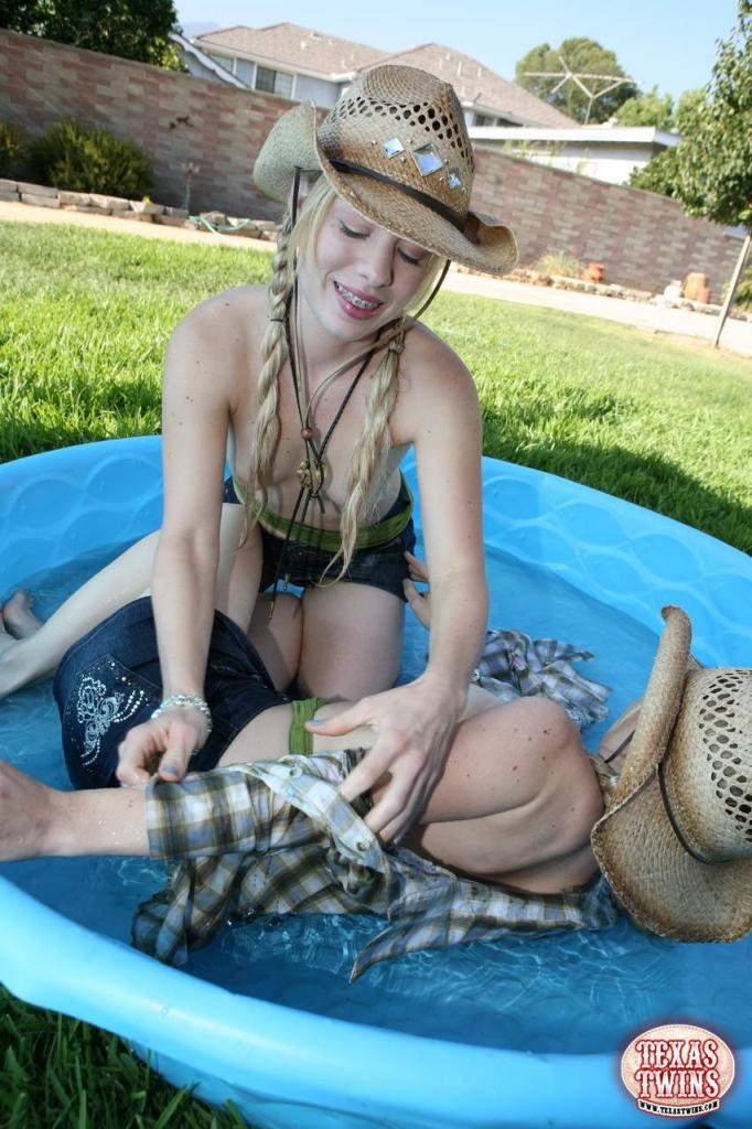 Blonde Zwillingsschwestern in durchsichtigen Höschen werden nass
 #79018888