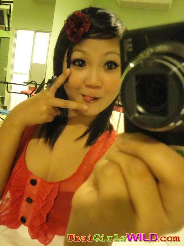 Tiny niedlichen asiatischen Teenager tun selbst Schuss Posen und wird frech #69749828