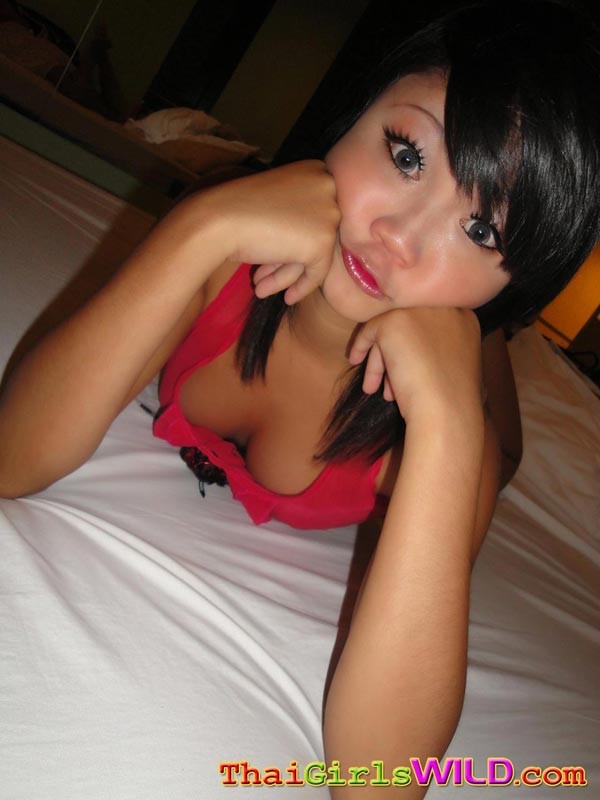 Tiny niedlichen asiatischen Teenager tun selbst Schuss Posen und wird frech #69749832