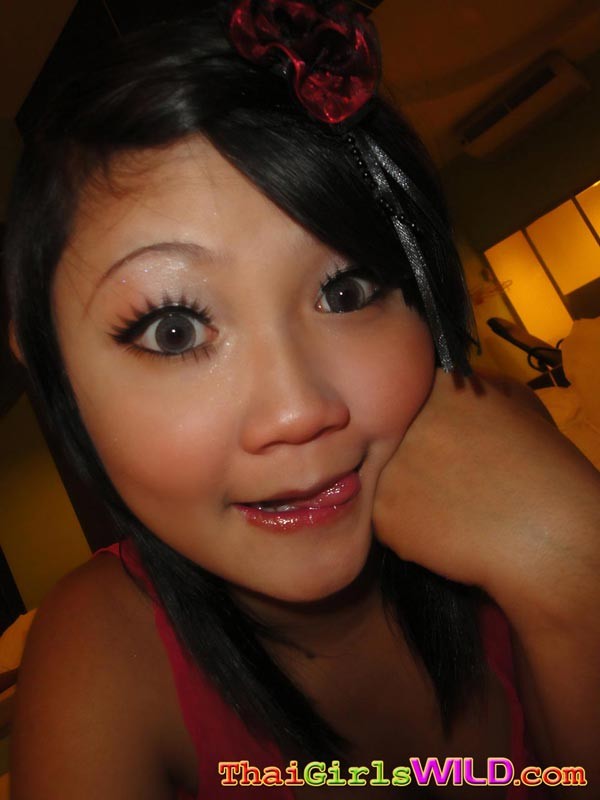 Tiny niedlichen asiatischen Teenager tun selbst Schuss Posen und wird frech #69749838