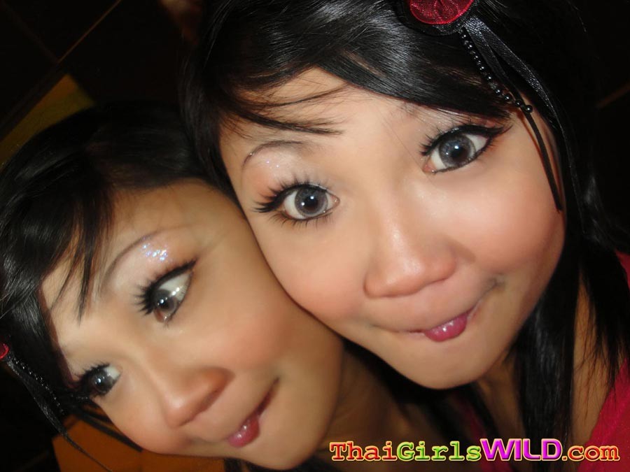 Tiny niedlichen asiatischen Teenager tun selbst Schuss Posen und wird frech #69749862