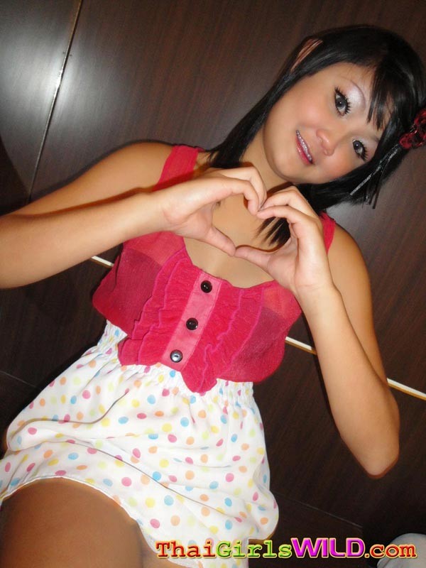 Tiny niedlichen asiatischen Teenager tun selbst Schuss Posen und wird frech #69749868