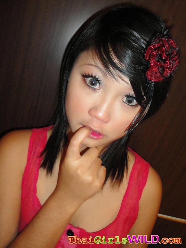 Tiny niedlichen asiatischen Teenager tun selbst Schuss Posen und wird frech #69749876