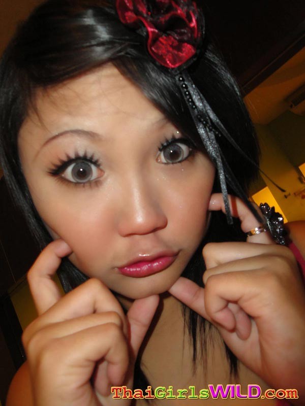Tiny niedlichen asiatischen Teenager tun selbst Schuss Posen und wird frech #69749882