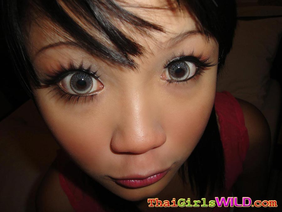 Tiny niedlichen asiatischen Teenager tun selbst Schuss Posen und wird frech #69749911