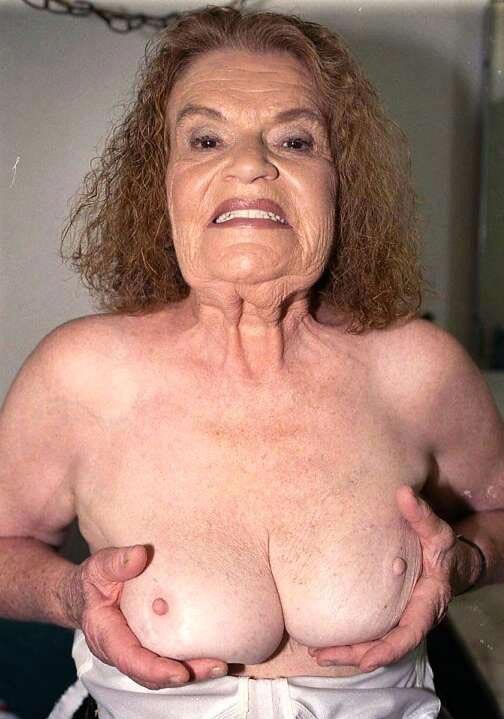 Abuelas amateurs muy viejas posando y en acción
 #67369652