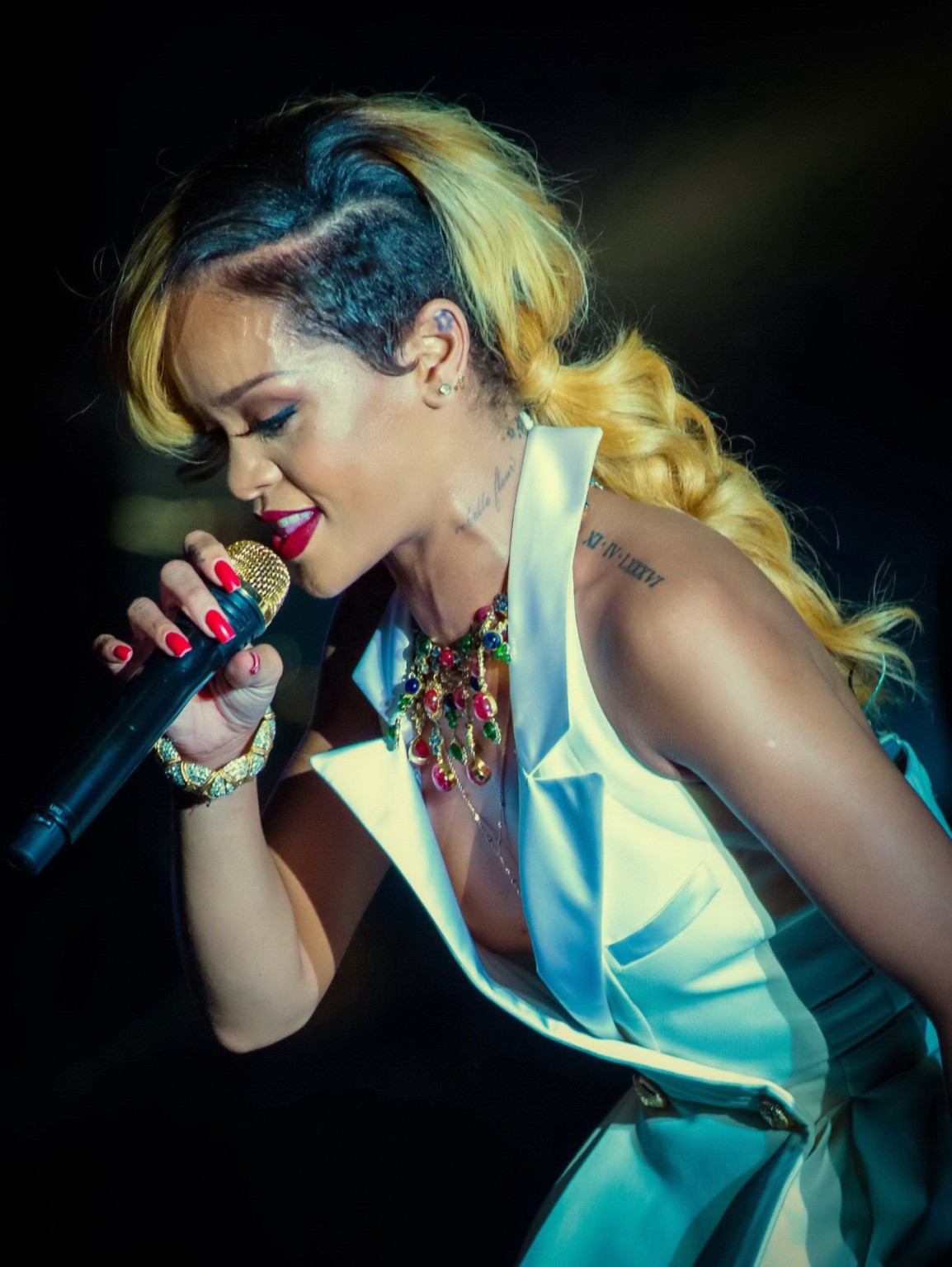 Rihanna mostra enorme scollatura e piercing capezzolo indossando mini abito bianco e fuc
 #75224881