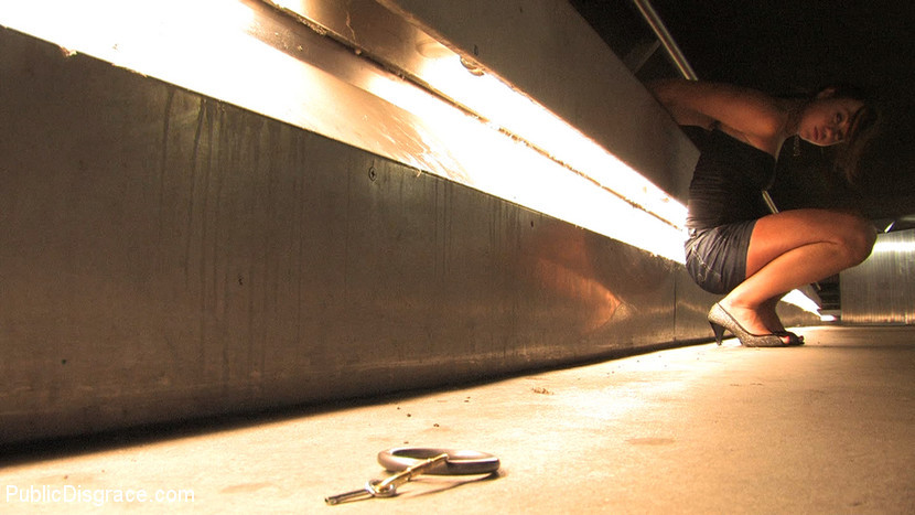 Beauté tchèque baisée à la gorge dans une station de métro de nuit
 #71957496